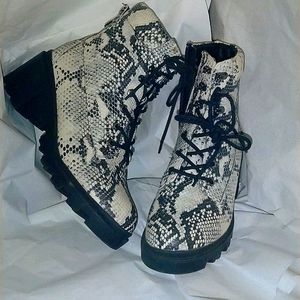 Madden Girl Dillan Snake Skin Combat Boots Animal Print Size 8 W